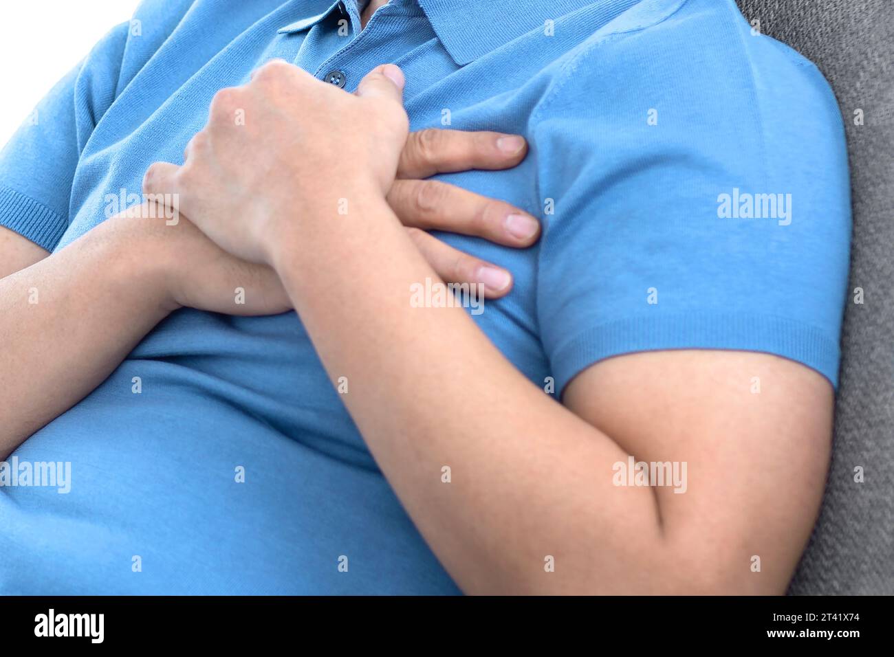 Homme avec douleur à la poitrine Banque D'Images