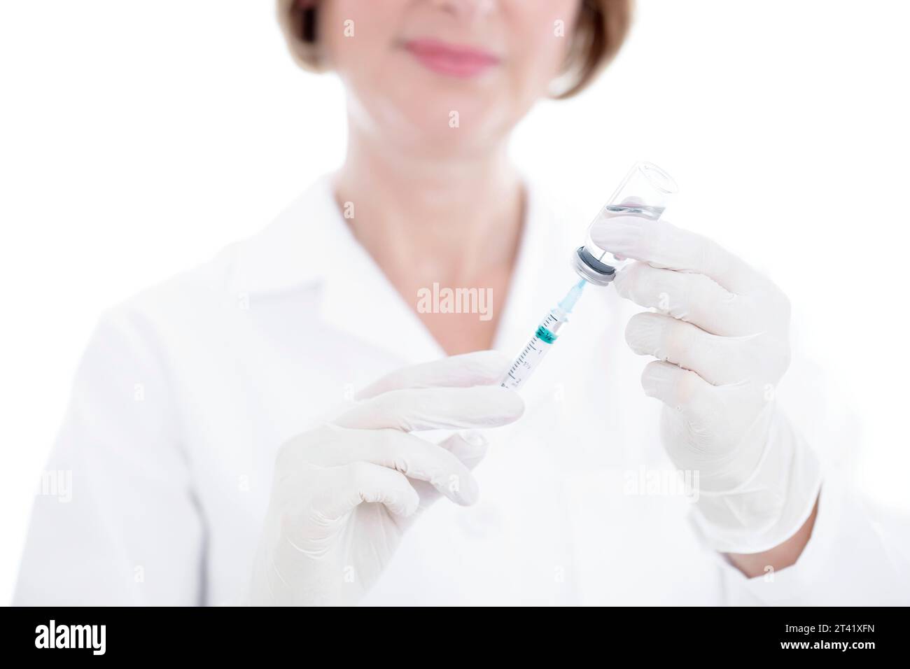 Doctor preparing syringe Banque D'Images