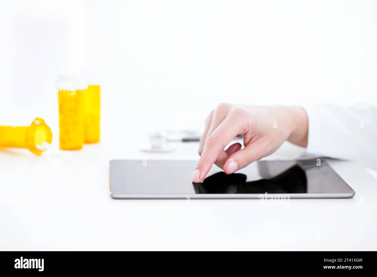 Doctor using digital tablet Banque D'Images