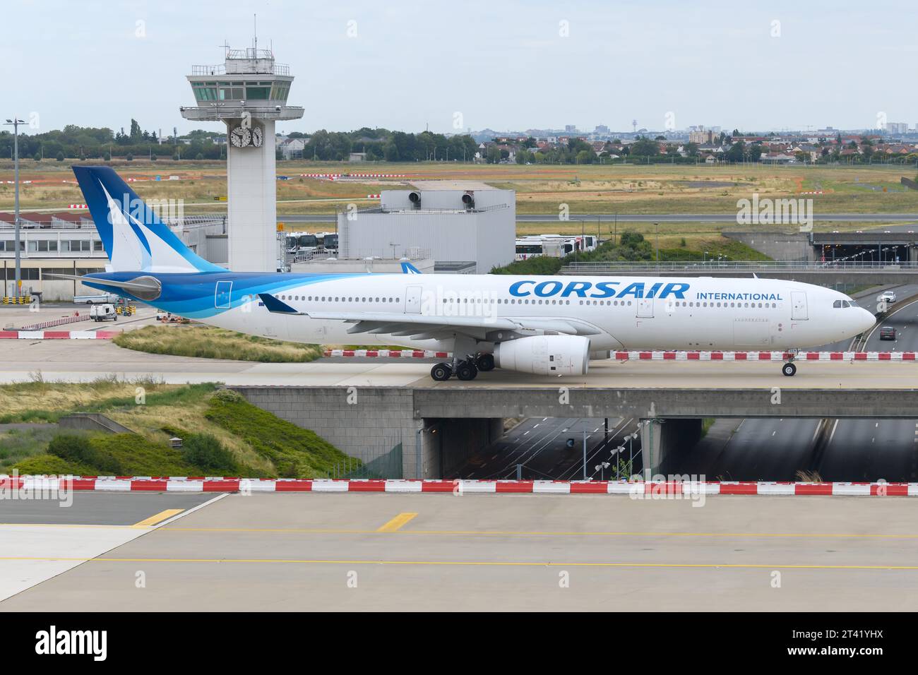 Avion Airbus A330 de la compagnie aérienne Corsair International roulant à l'aéroport de paris Orly avec tour ATC derrière. Avion A330-300 de la compagnie aérienne Corsair. Banque D'Images