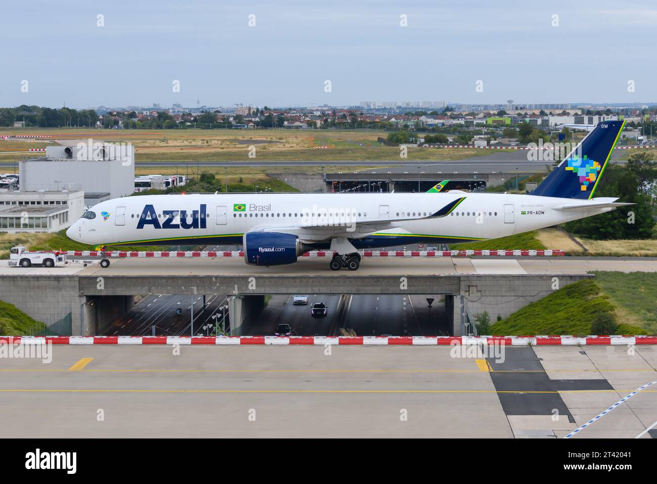 Azul Brazilian Airlines Airbus A350 au sol à l'aéroport de Paris Orly, France. Avion de la compagnie aérienne Azul Linhas Aéreas du Brésil A350-900. Banque D'Images