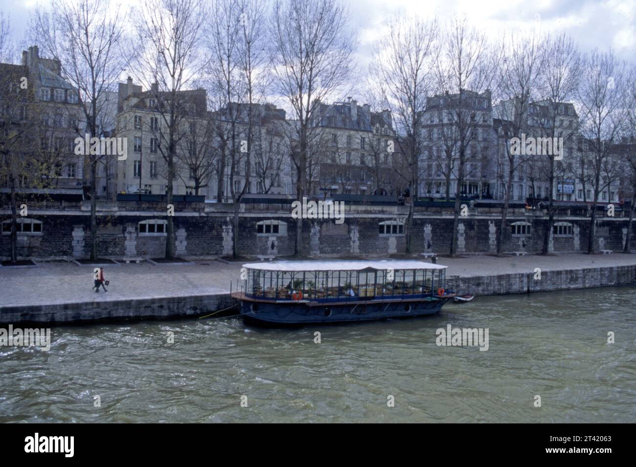 Un couple marchant le long de la Seine à Paris, France en hiver Banque D'Images