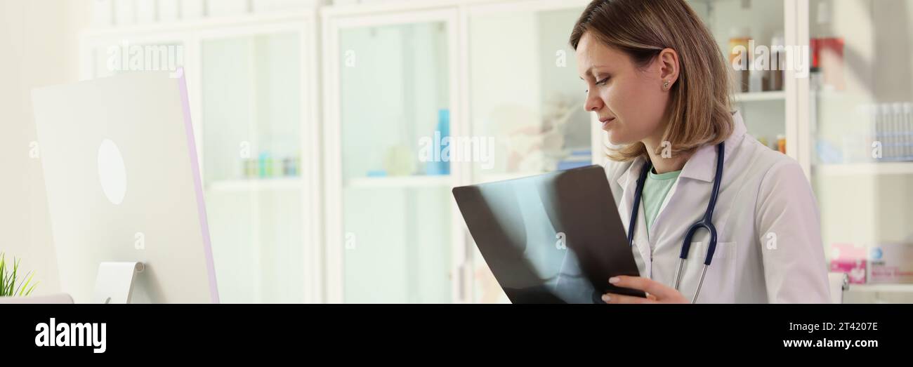 Un médecin spécialisé examine la radiographie des notes de prise de joint du patient Banque D'Images