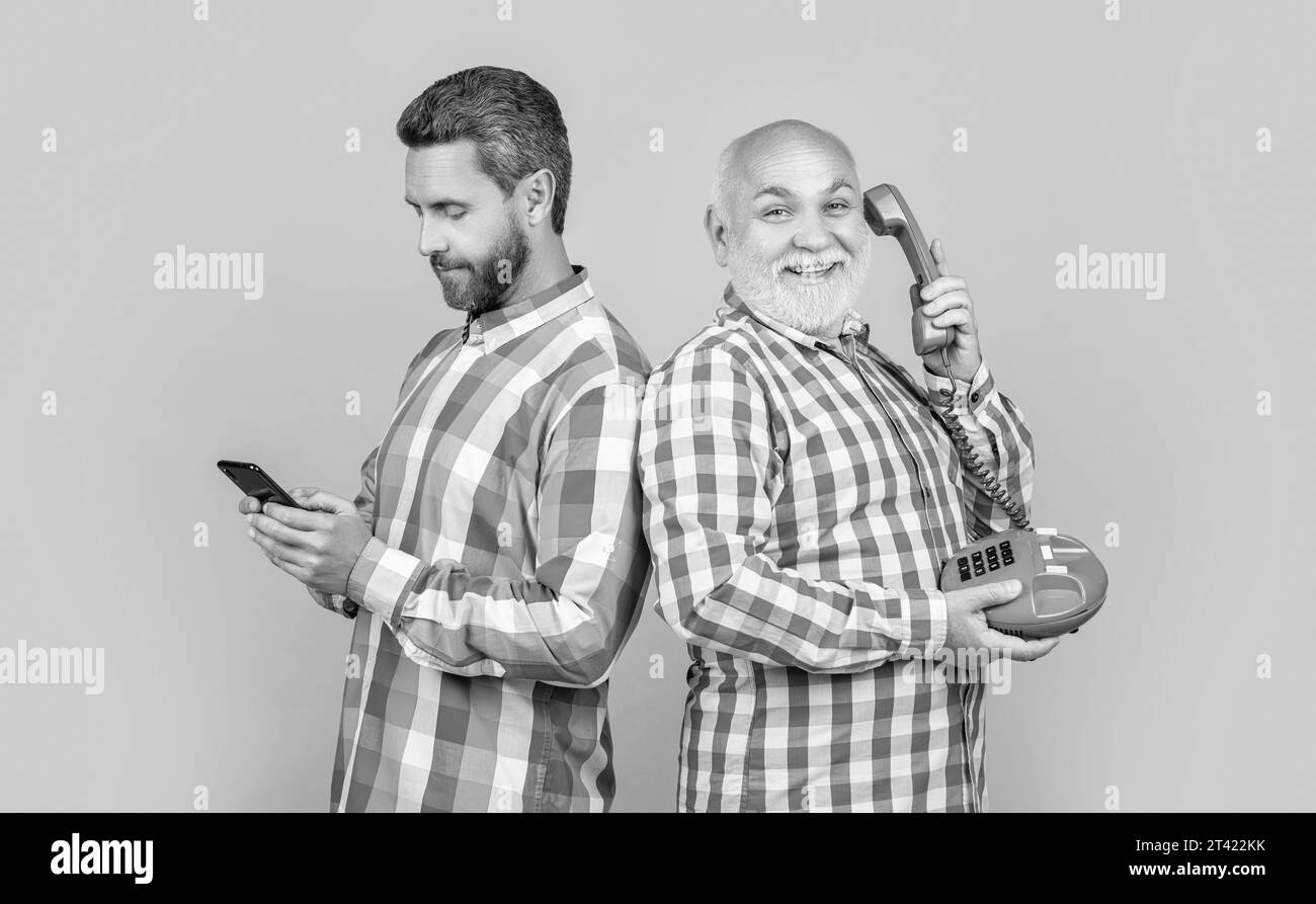 hommes souriants avec vs technologie en studio. hommes avec vs technologie en arrière-plan. Banque D'Images