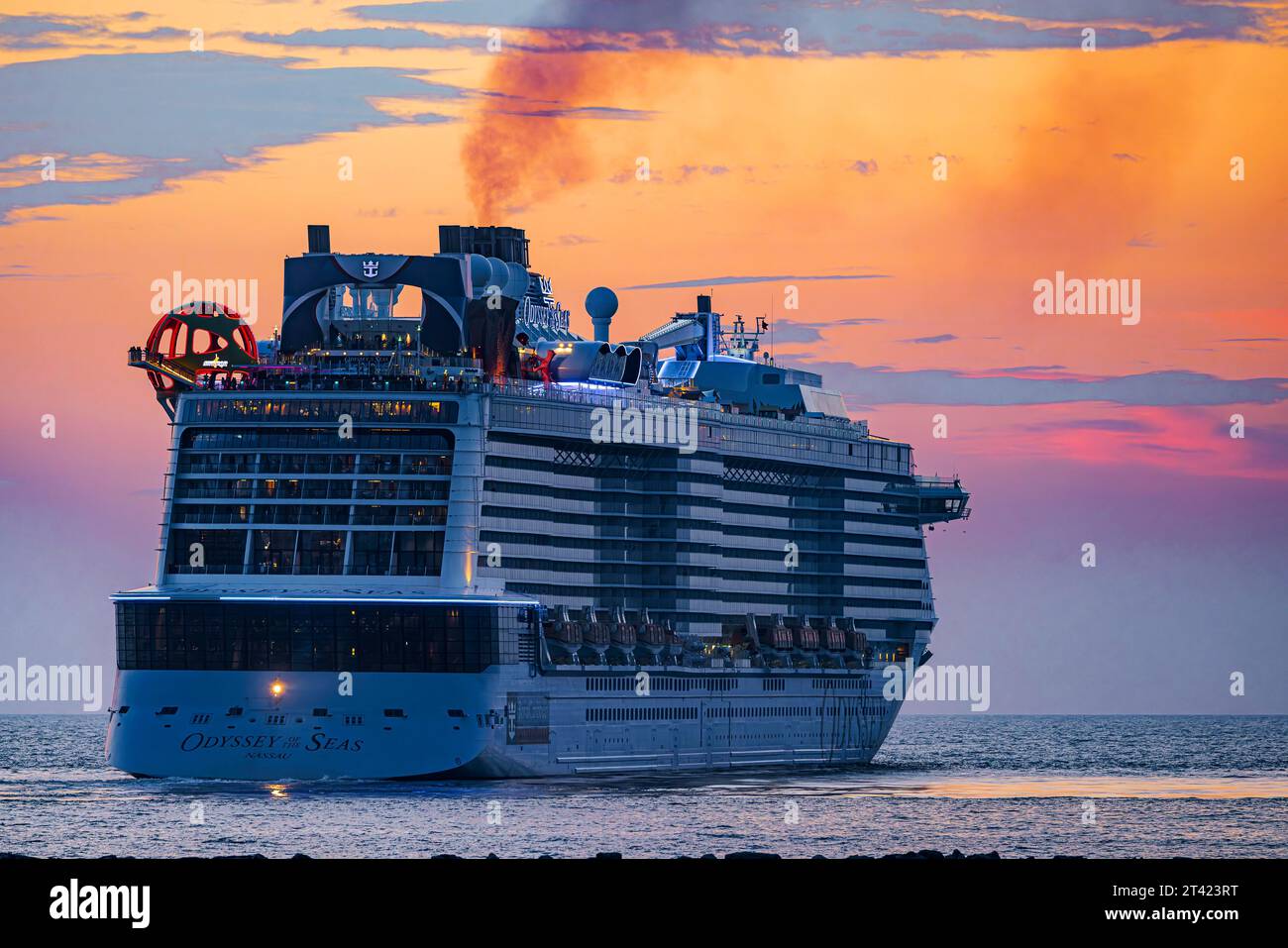 Odyssey of the Seas, navire de croisière de 347 mètres de la compagnie maritime Royal Caribbean International, qui part et quitte le port dans la soirée Banque D'Images