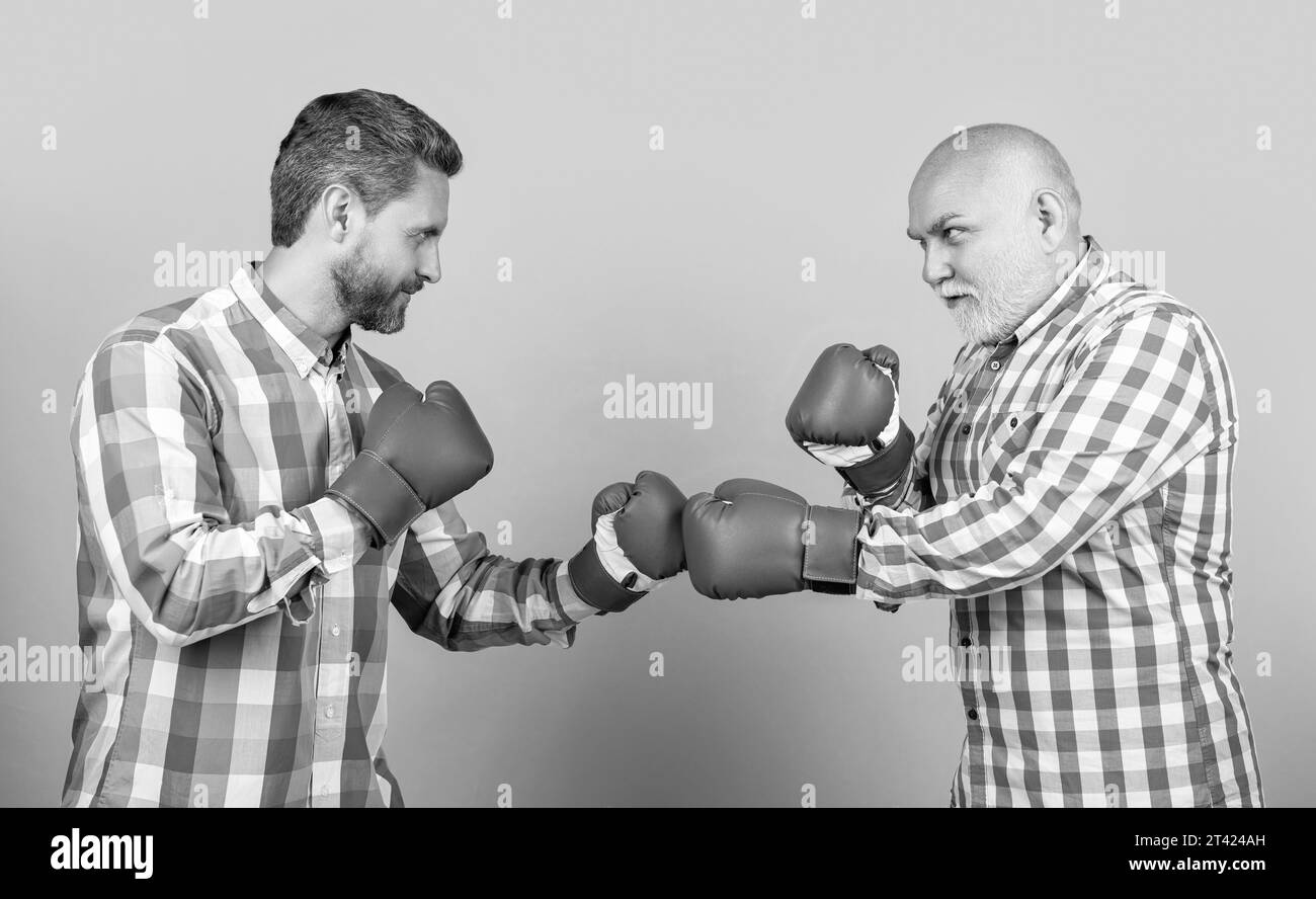 deux générations d'hommes de boxe isolés sur le jaune. génération d'hommes boxe en studio. Banque D'Images