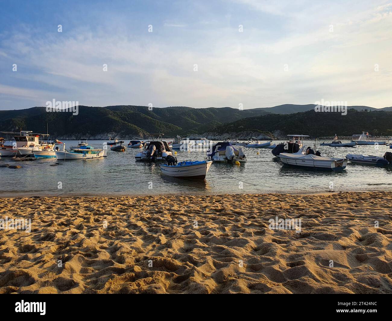 Beau coucher de soleil en Grèce avec des montagnes en arrière-plan Banque D'Images