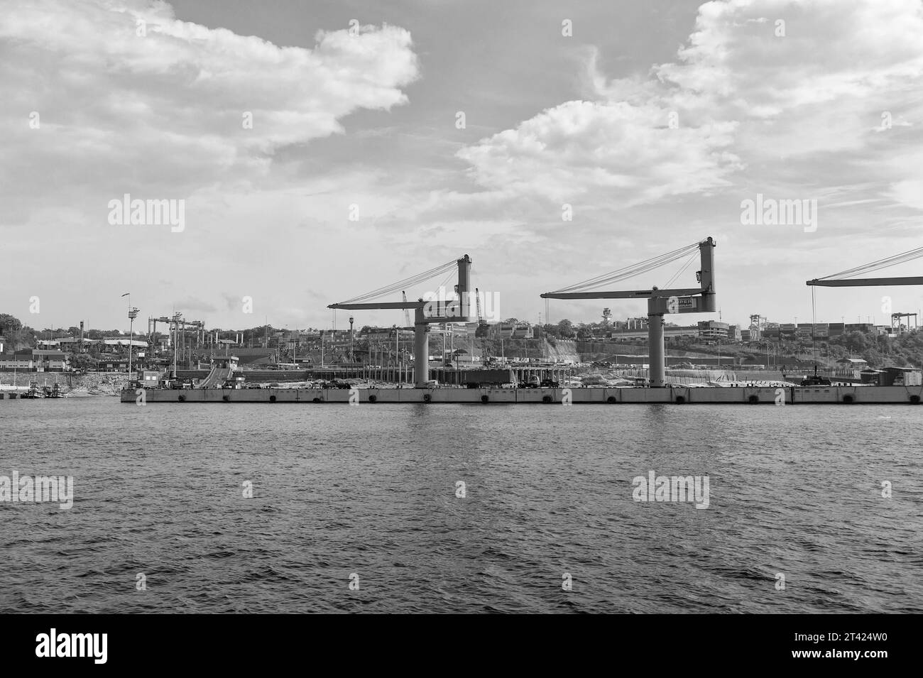 Manaus, Brésil - 04 décembre 2015: Grue industrielle dans le port de cargaison Banque D'Images