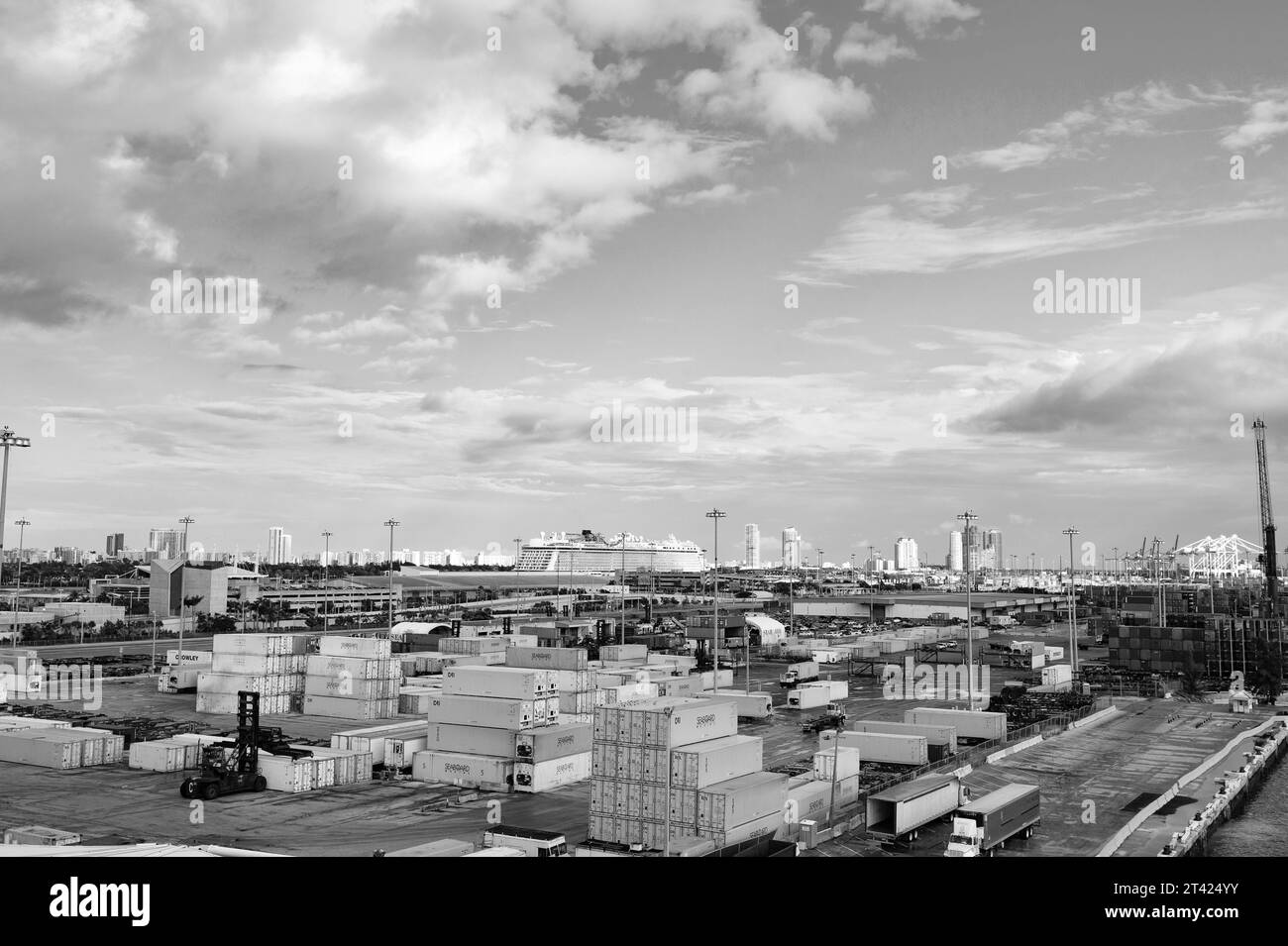 Miami, Floride États-Unis - 22 novembre 2015: Port maritime de fret avec conteneurs pour l'expédition Banque D'Images
