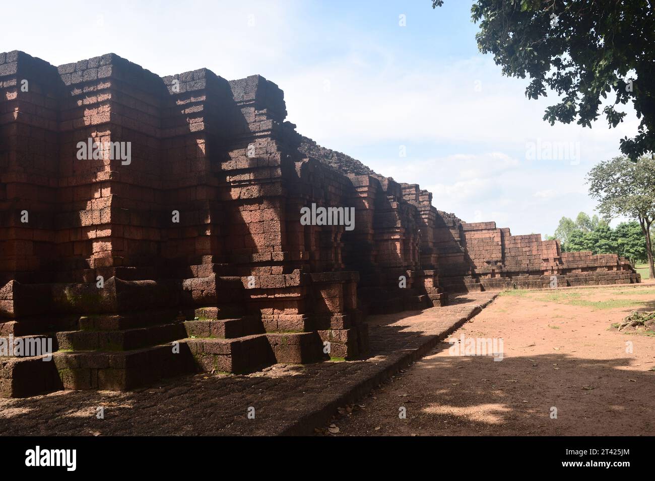 Architecture ancienne ou temple de pierre du site archéologique de Khao Klang Nok à la période Dvaravati du parc historique de si Thep dans la province de Phetchabun Banque D'Images