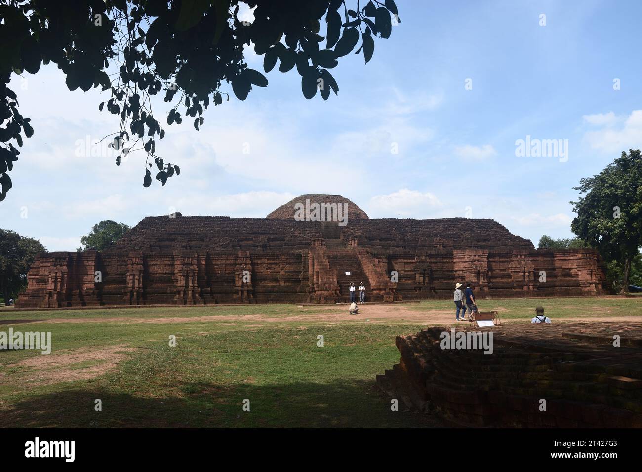 Phetchabun, Thaïlande - 16 octobre 2023 : les touristes marchent dans l'architecture ancienne ou le temple de pierre du site archéologique de Khao Klang Nok Banque D'Images