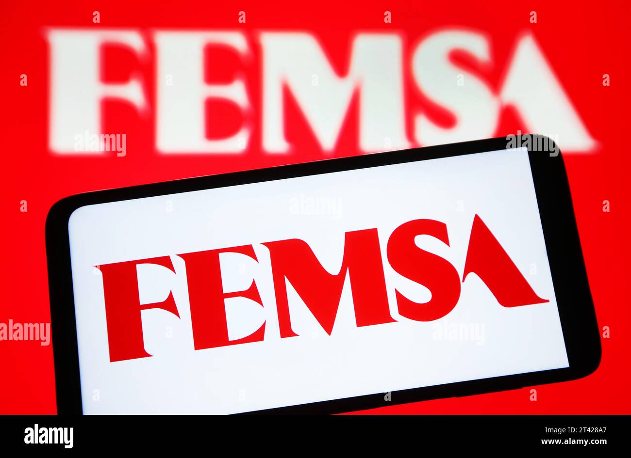 Ukraine. 27 octobre 2023. Sur cette photo, le logo FEMSA (Fomento Economico Mexicano S.A.B. de C.V.) est visible sur un smartphone et sur un écran de pc. Crédit : SOPA Images Limited/Alamy Live News Banque D'Images