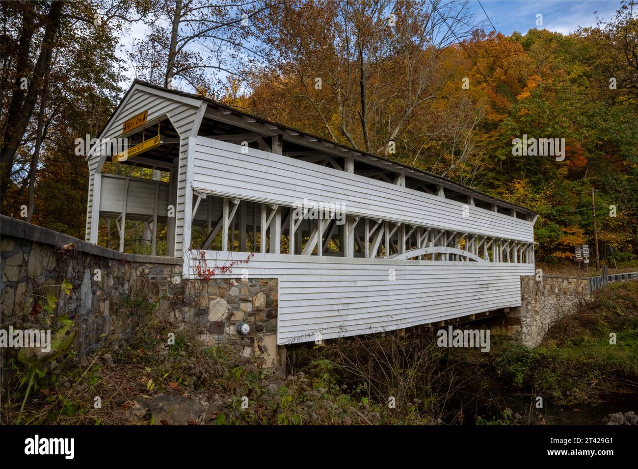 Valley Forge, PA États-Unis 27 octobre 2023 - pont couvert KNOX dans le parc national de Valley Forge dans la région mi-atlantique des États-Unis avec des couleurs d'automne culminant. Crédit : Don Mennig / Alamy News Banque D'Images