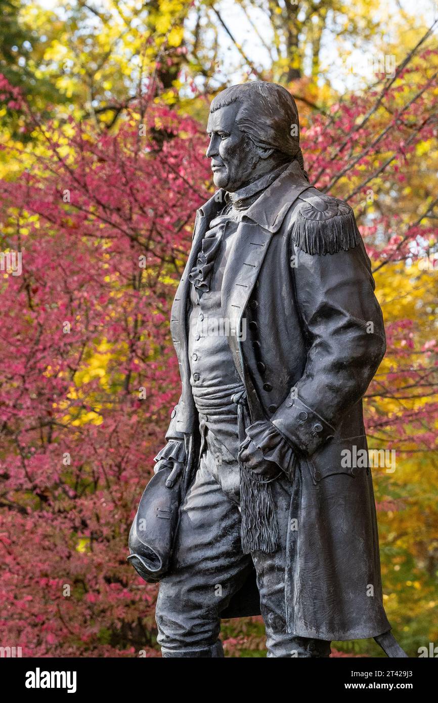 Valley Forge, PA USA 27 octobre 2023 - Statue de la guerre révolutionnaire Major général Nathaniel Greene. Beau temps d'automne dans le parc national de Valley Forge dans la région mi-atlantique des États-Unis avec des couleurs d'automne culminant. Crédit : Don Mennig / Alamy News Banque D'Images