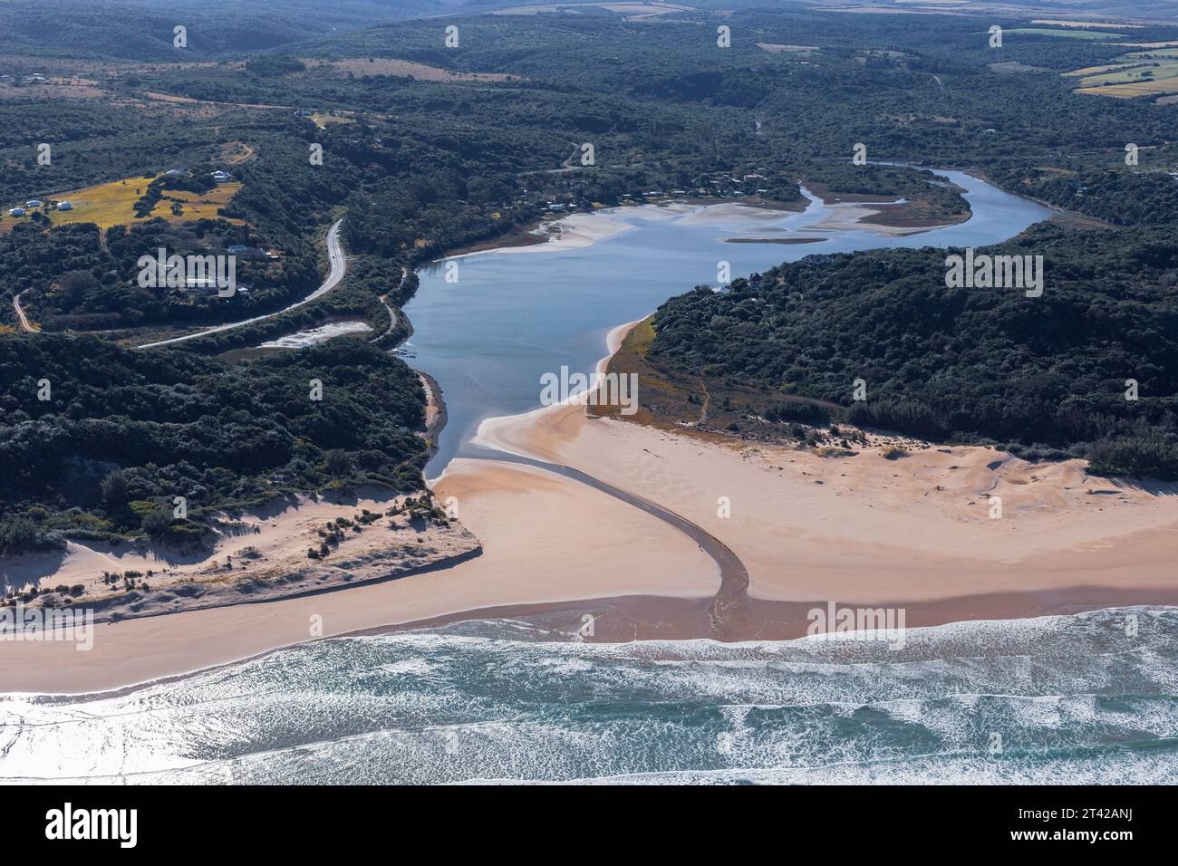 Vue aérienne de la rivière Gxulu et de l'estuaire. Banque D'Images