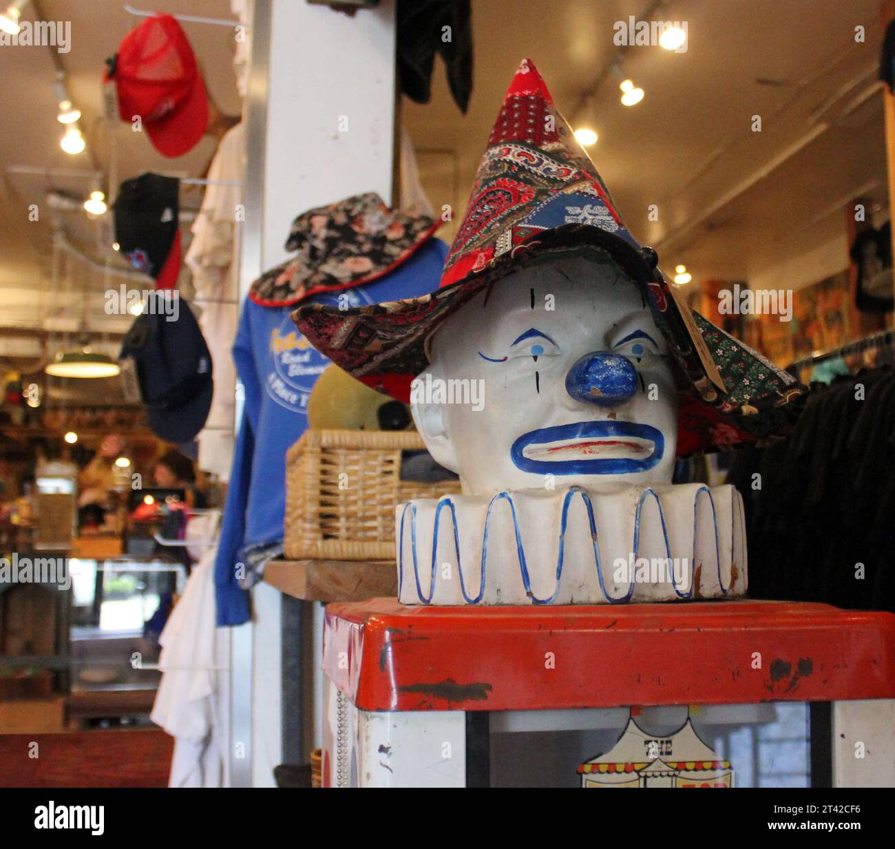 Une tête de clown isolée exposée dans un magasin, avec une composition légèrement excentrée Banque D'Images