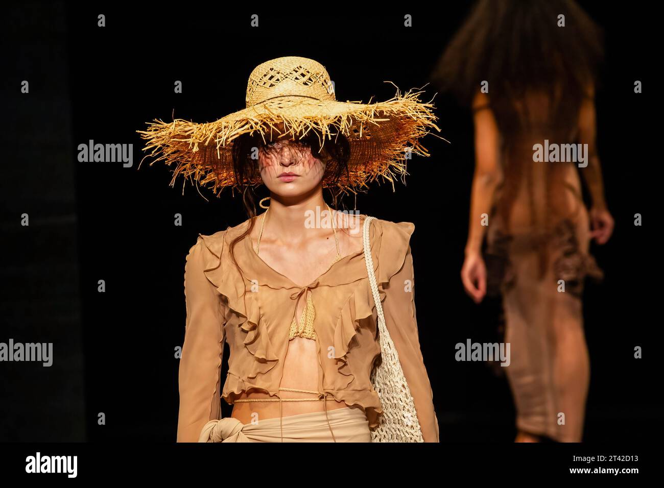 Un mannequin marche sur la piste pendant le défilé de mode Mod'art au