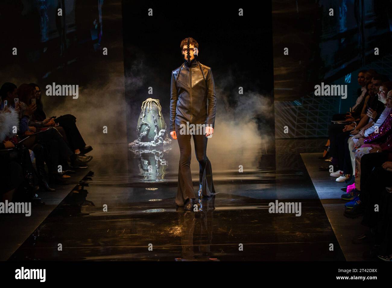 Un mannequin marche sur la piste pendant le défilé de mode Dagon au New