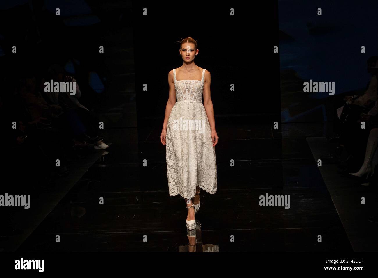 Un mannequin marche sur la piste pendant le défilé de mode Nataly Grad