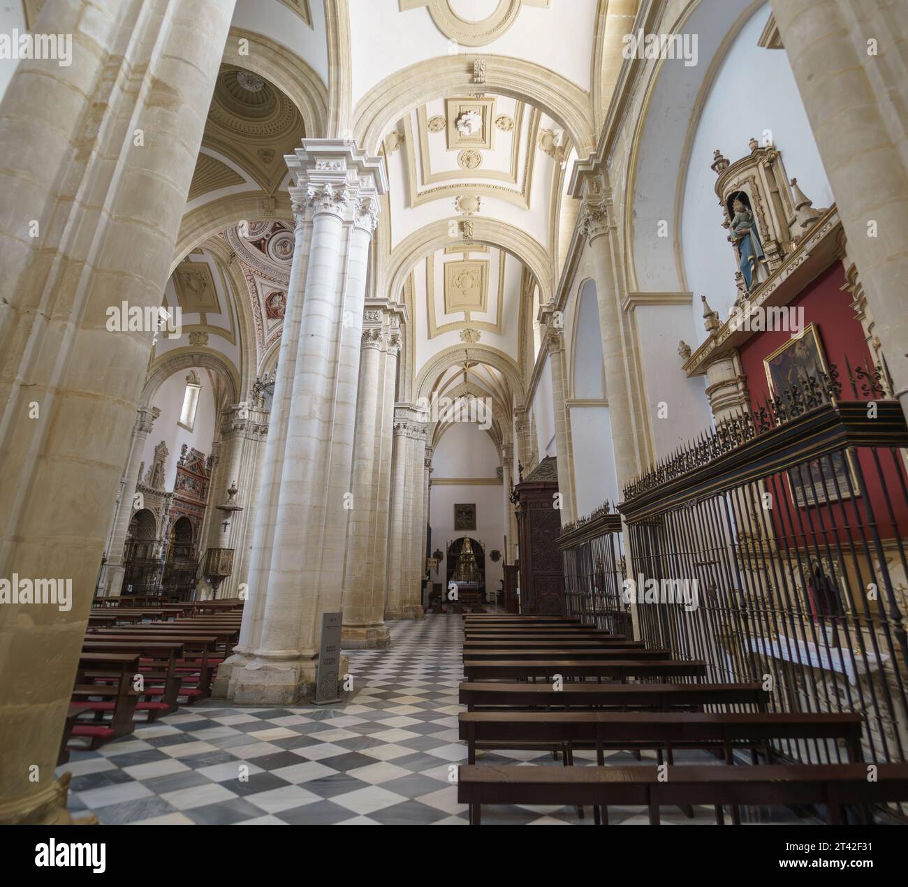 Intérieurs de la cathédrale de Baeza dans le style Renaissance où vous pouvez voir des arches et des constructions de l'époque. Andalousie. Espagne. Données 23-7-23 Banque D'Images
