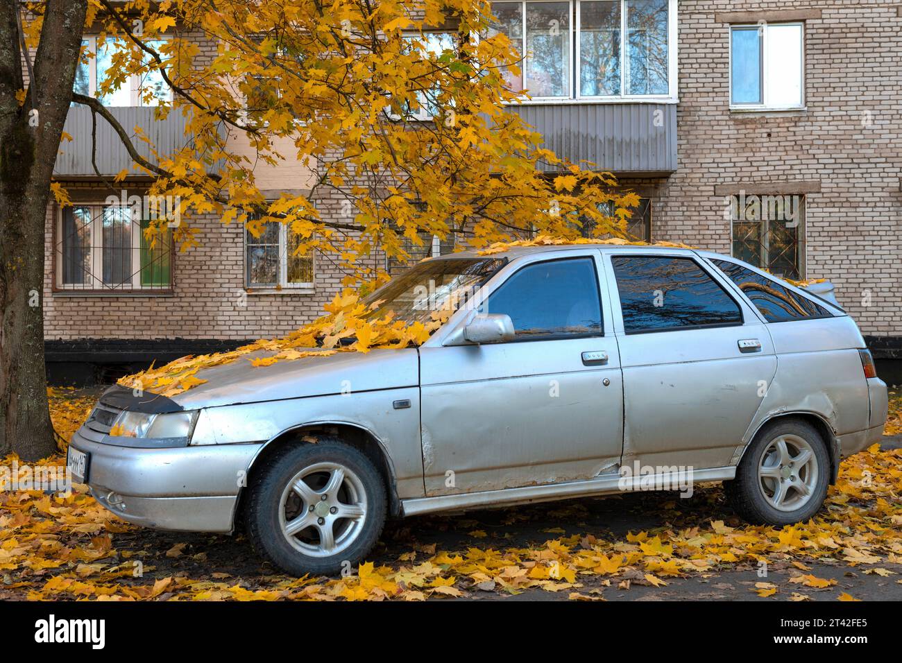 KIRISHI, RUSSIE - 21 OCTOBRE 2023 : vieille voiture russe VAZ-2112 (Lada-112) un jour d'octobre Banque D'Images