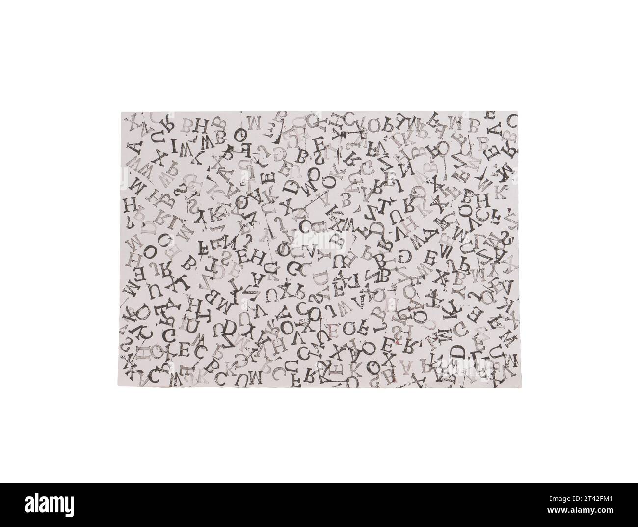 une feuille de papier avec les lettres de l'alphabet disposées aléatoirement sur un fond transparent Banque D'Images