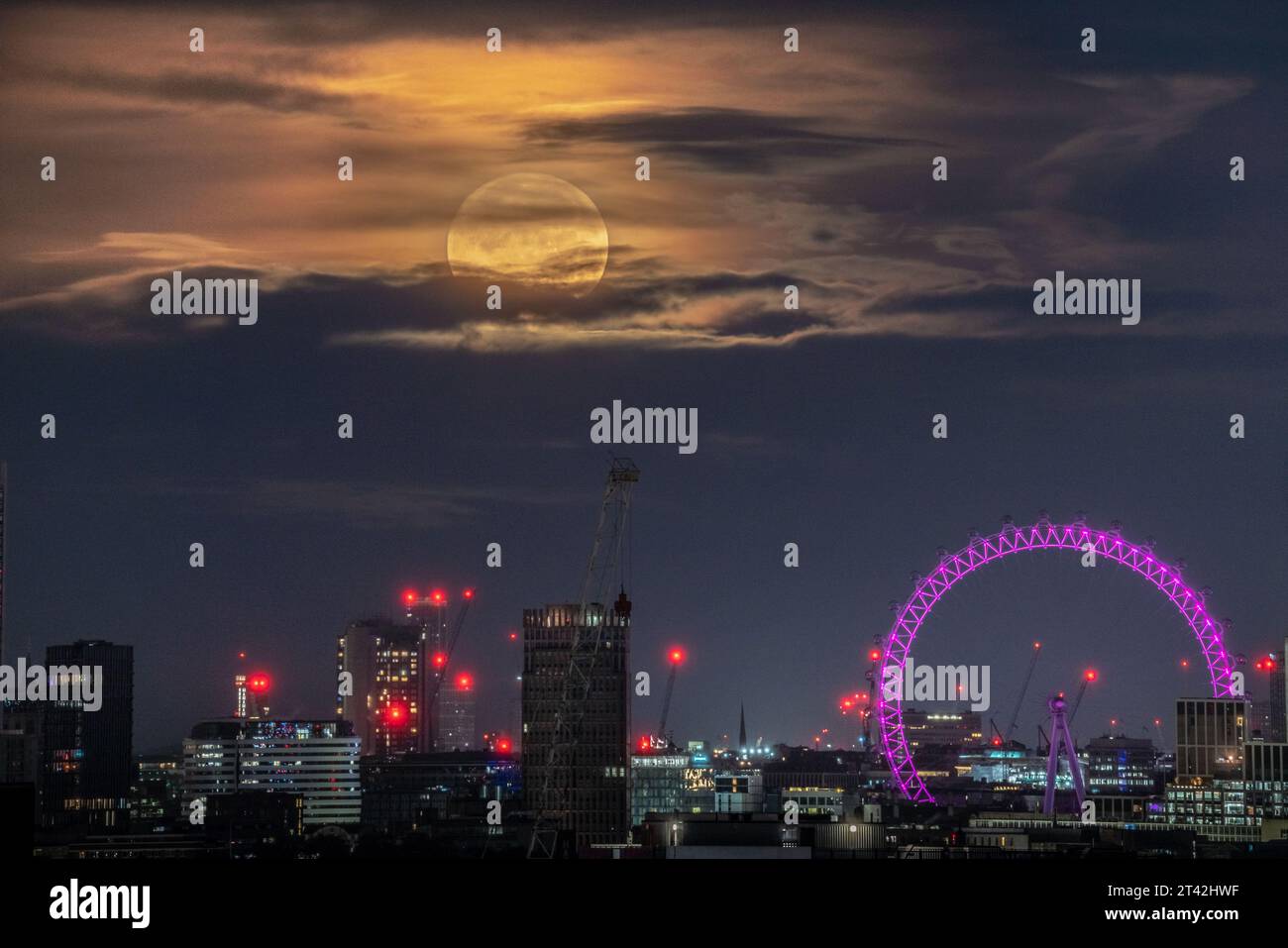 Londres, Royaume-Uni. 28 octobre 2023. UK Météo : Hunter's Moon se couche sur London Eye. Un Gibbous à 98,9% à la cire près de la pleine lune se couche à 6:50am le samedi matin. Le nom de « Hunter's Moon » est censé provenir d'un appel aux chasseurs à s'aventurer et à chasser en prévision des mois plus froids à venir. Crédit : Guy Corbishley/Alamy Live News Banque D'Images