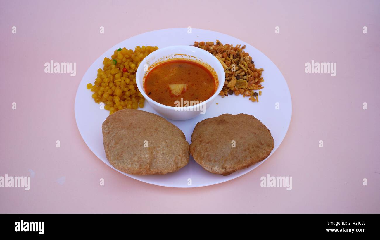 Cuisine indienne - Puri Bhaji et kheer. Recette épicée semi-sèche de pommes de terre du nord de l'Inde également connue sous le nom de Batata ou Aloo ki Sabji, curry de pommes de terre ou curry dum alu Banque D'Images