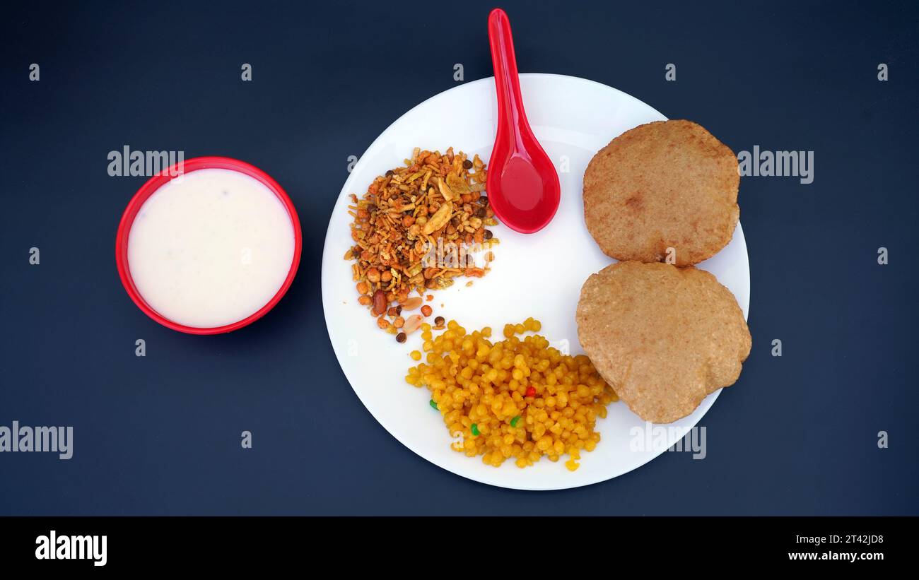 Cuisine indienne - Puri Bhaji et kheer. Recette épicée semi-sèche de pommes de terre du nord de l'Inde également connue sous le nom de Batata ou Aloo ki Sabji, curry de pommes de terre ou curry dum alu Banque D'Images