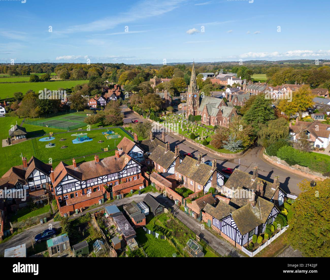 Vue aérienne en automne, église All Saints dans le village anglais de Thornton Hough, Wirral, Merseysdie, Angleterre Banque D'Images