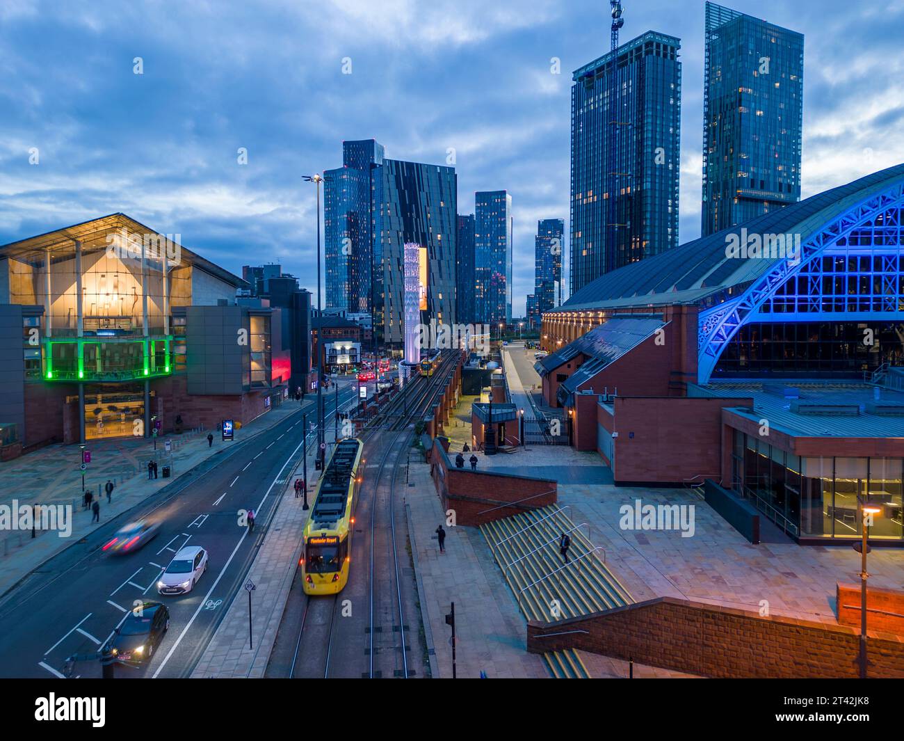 Aérien, tram et Deansgate Square, et le Manchester Central Convention Centre (G-MEX), centre-ville de Manchester la nuit, Angleterre Banque D'Images