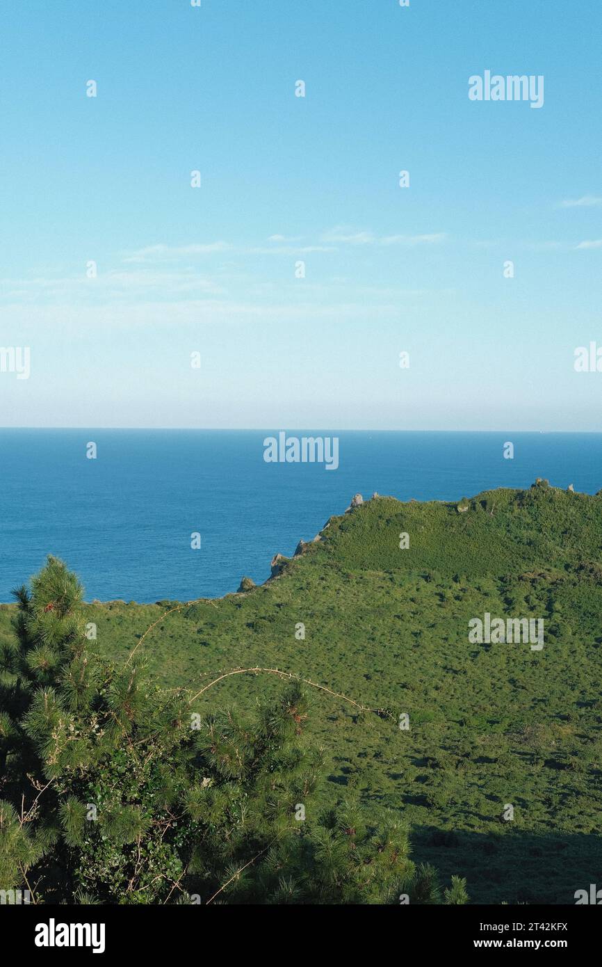 Vue aérienne d'une belle île tropicale entourée d'un vaste océan bleu Banque D'Images Vue aérienne d'une belle île tropicale entourée d'un vaste océan bleu Banque D'Images