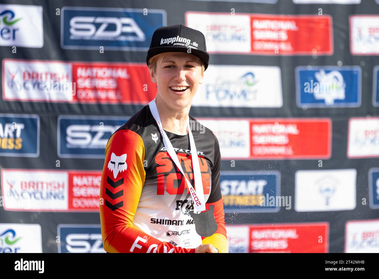 Nina Hoffmann pilote de VTT de descente d'Allemagne sur le podium après avoir remporté la British Cycling Downhill National Series Round 3 Scotland 2023 Banque D'Images