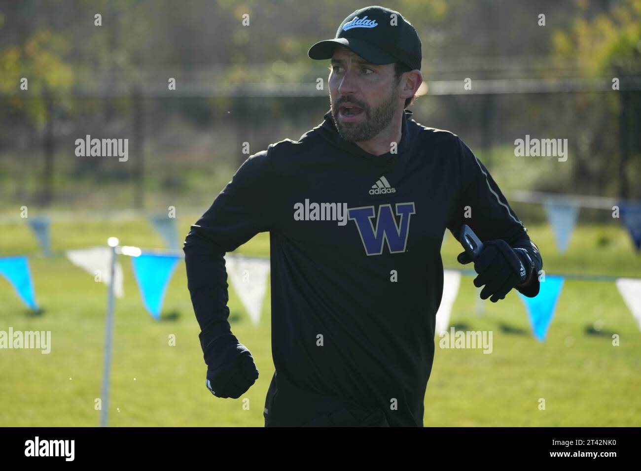 L'entraîneur des Huskies de Washington, Andy Powell, regarde la course masculine lors des Championnats de cross-country PAC-12 au Chambers Creek Regional Park, vendredi 27 octobre 2023, à University place, lavé. Banque D'Images