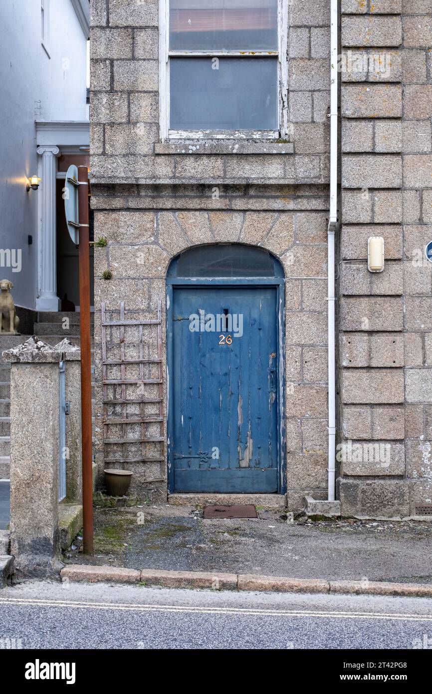 Porte patinée bleue avec douleur pelante Banque D'Images