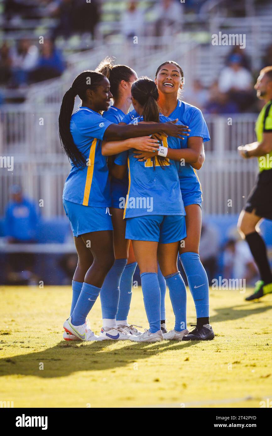 Oct. 26 2023 ; Los Angeles, Californie - les Bruins de l'UCLA célèbrent le but de Michaela Rosenbaum (12), milieu de terrain, contre les Bears de Californie en première mi-temps au Wallis Annenberg Stadium (Ariel Fox/image of Sport) Banque D'Images