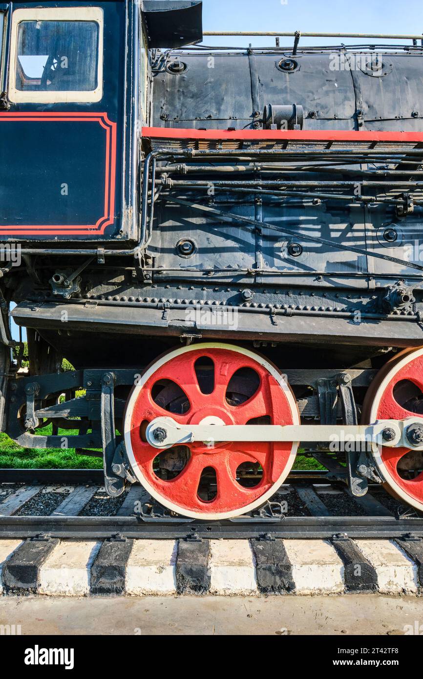 Un vieux train à vapeur noir et rouge exposé. Derrière le complexe du musée Stone Chronicle à Bakou, Azerbaïdjan. Banque D'Images