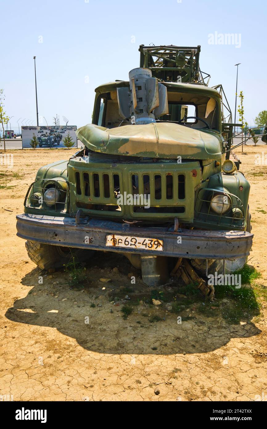 Un camion naufré avec une grosse bombe, glisse à travers son capot, moteur. Au parc des trophées militaires, commémorant la guerre du Haut-Karabakh de 2020. À Bakou, Banque D'Images