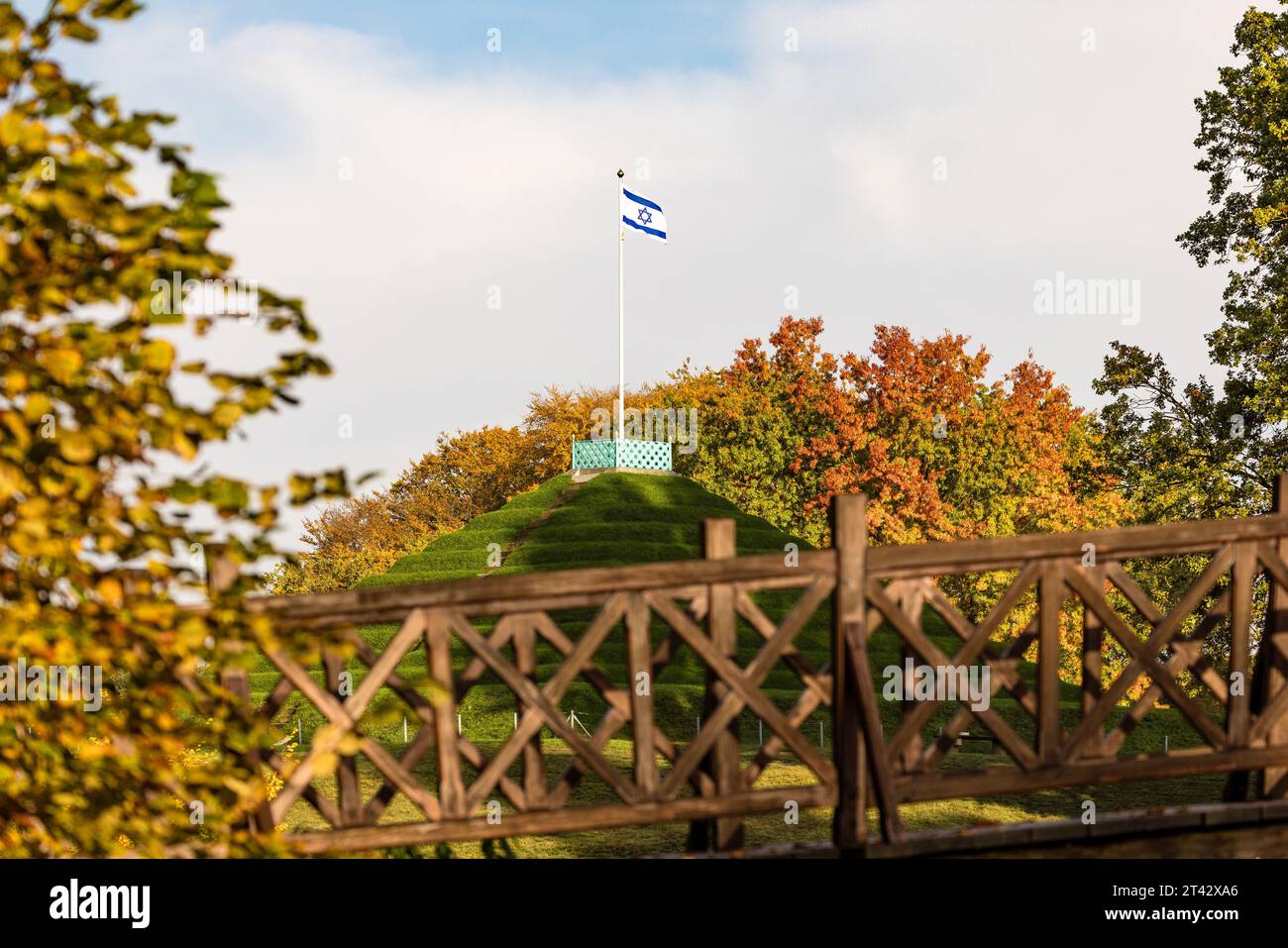28 octobre 2023, Brandebourg, Branitz : un drapeau israélien flotte au-dessus de la pyramide terrestre dans le parc Fürst-Pückler. En signe de solidarité avec les victimes de l’attentat terroriste en Israël et à l’occasion du concert de solidarité au Théâtre d’État de Cottbus le 31 octobre, le Parc du Musée du Prince Pückler et la Fondation du Château de Branitz démontrent également leur solidarité avec les Juifs de ce pays et du monde entier. Le prince Pückler a préconisé l'égalité des droits pour les Juifs en Prusse au 19e siècle. Le 30 octobre est son anniversaire. A cette occasion, un drapeau est traditionnellement hissé à la pyramide du parc Branitz. Banque D'Images
