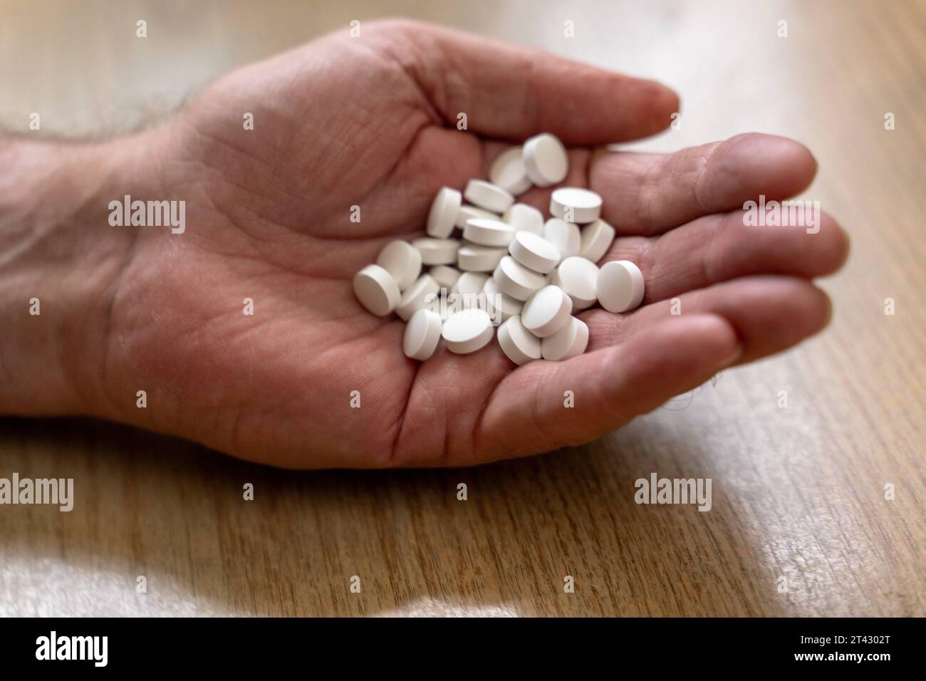 Augsbourg, Bavière, Allemagne. 27 octobre 2023. Un vieil homme tient une grande dose de médicament dans sa main. Tabettes et concept de médecine *** Ein Alter Mann hält eine große dose Medikamente in der Hand. Tabetten und Medizin Konzept crédit : Imago/Alamy Live News Banque D'Images