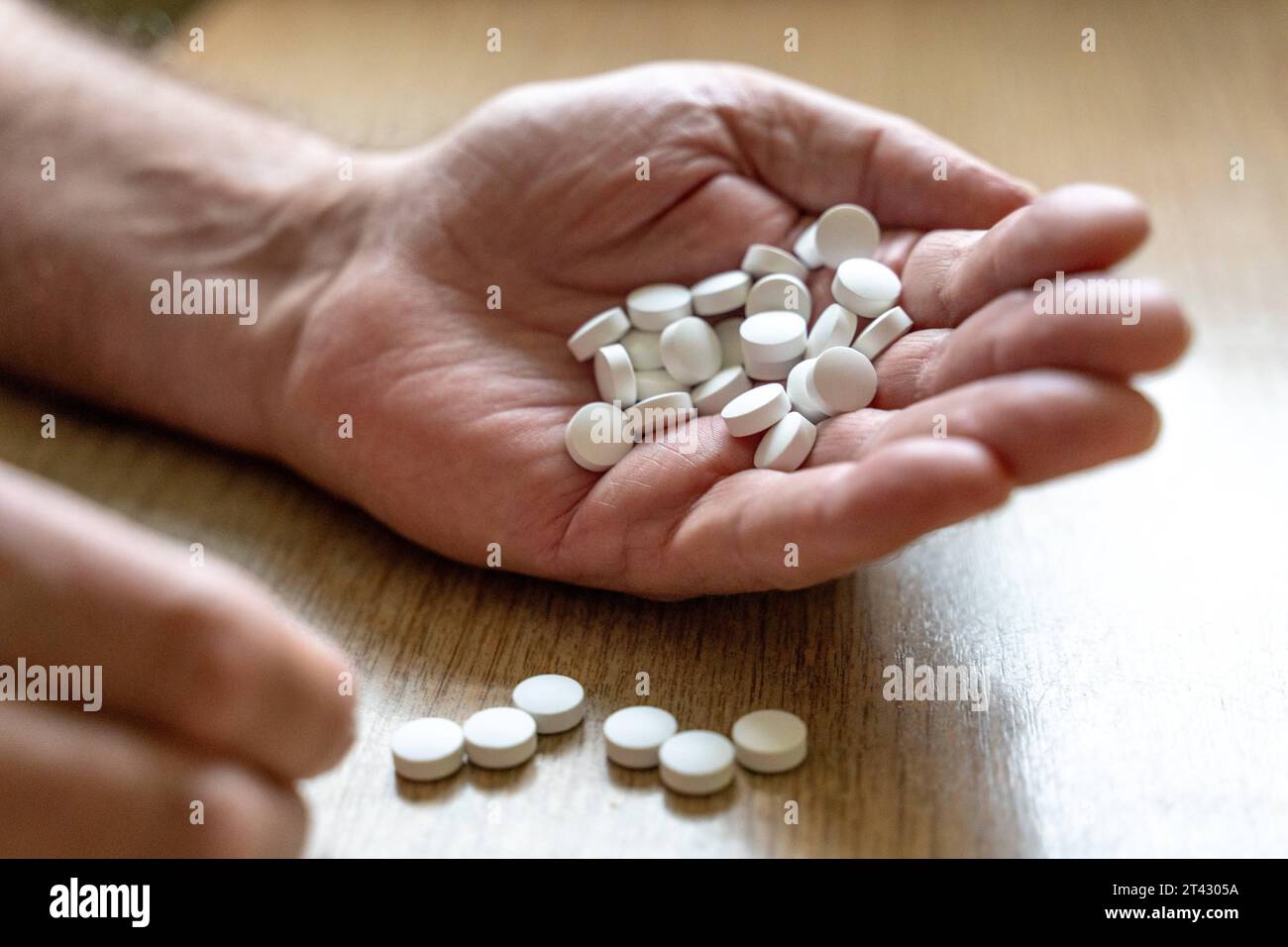 Augsbourg, Bavière, Allemagne. 27 octobre 2023. Un vieil homme tient une grande dose de médicament dans sa main. Tabettes et concept de médecine *** Ein Alter Mann hält eine große dose Medikamente in der Hand. Tabetten und Medizin Konzept crédit : Imago/Alamy Live News Banque D'Images