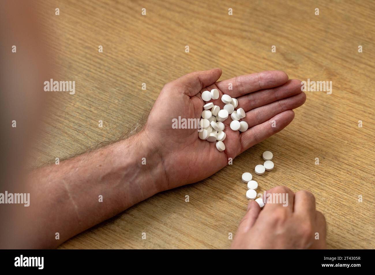 Augsbourg, Bavière, Allemagne. 27 octobre 2023. Un vieil homme tient une grande dose de médicament dans sa main. Tabettes et concept de médecine *** Ein Alter Mann hält eine große dose Medikamente in der Hand. Tabetten und Medizin Konzept crédit : Imago/Alamy Live News Banque D'Images