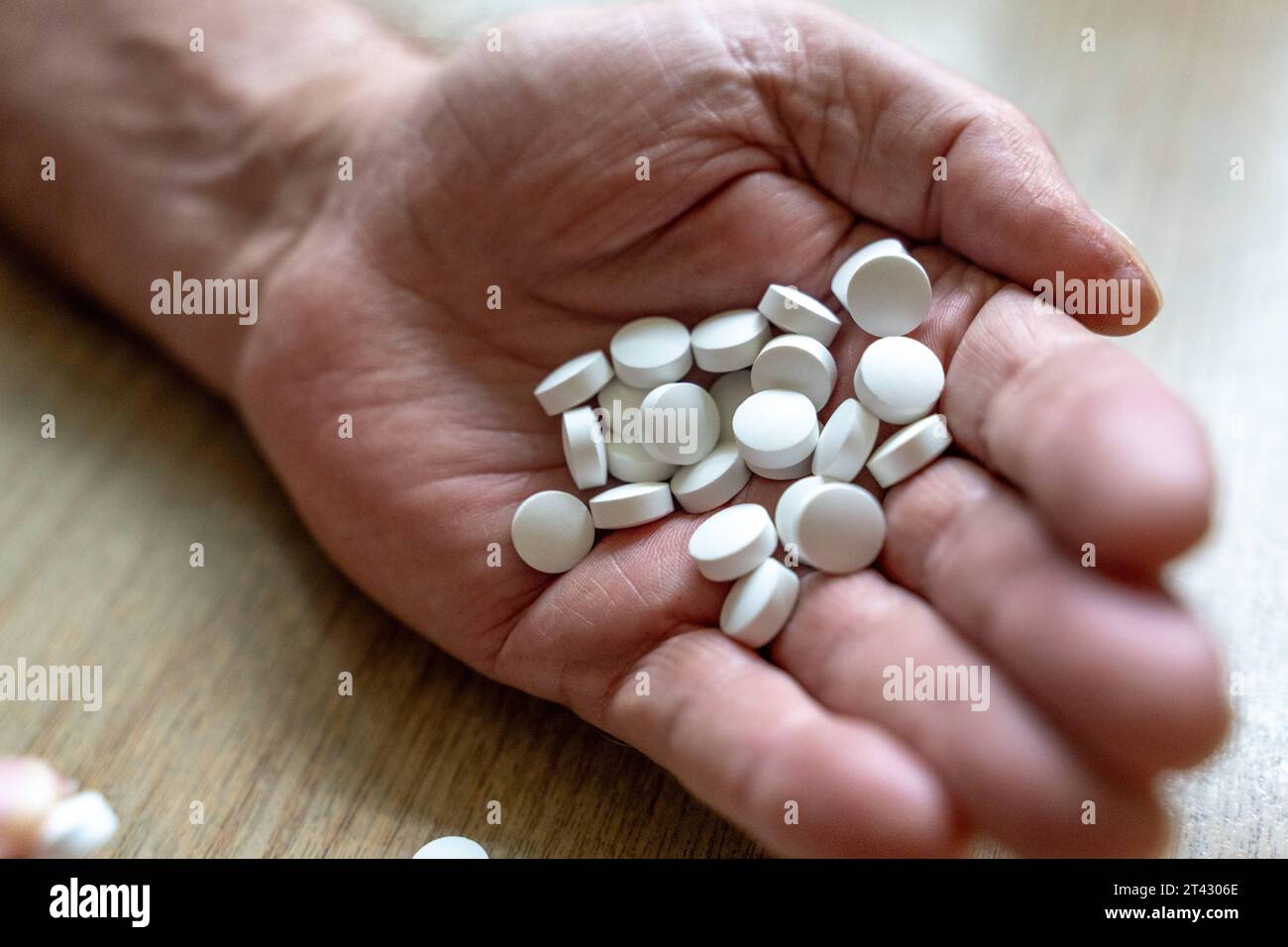 Augsbourg, Bavière, Allemagne. 27 octobre 2023. Un vieil homme tient une grande dose de médicament dans sa main. Tabettes et concept de médecine *** Ein Alter Mann hält eine große dose Medikamente in der Hand. Tabetten und Medizin Konzept crédit : Imago/Alamy Live News Banque D'Images