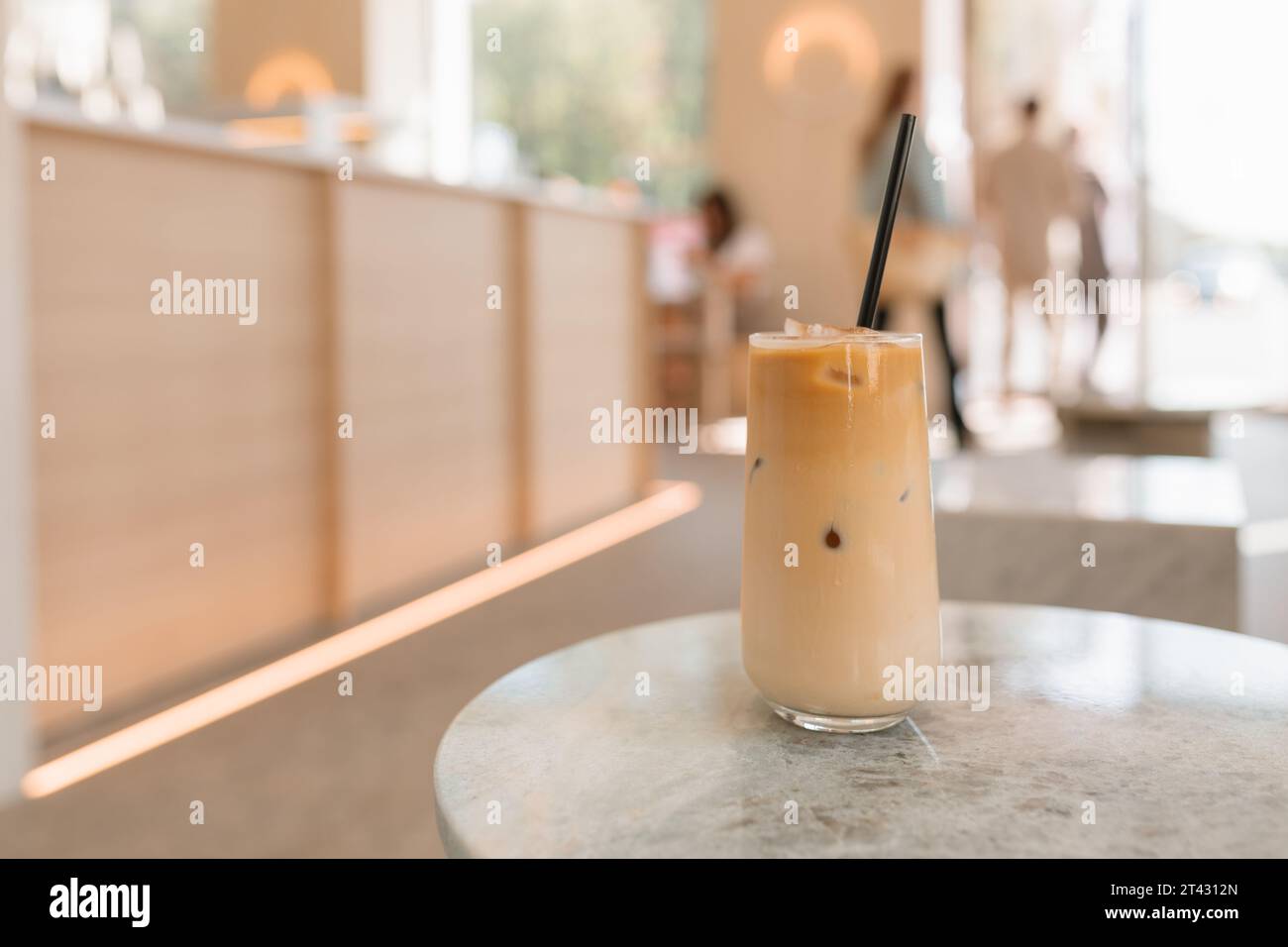 Gros plan d'un verre de café glacé sur une table dans un café Banque D'Images