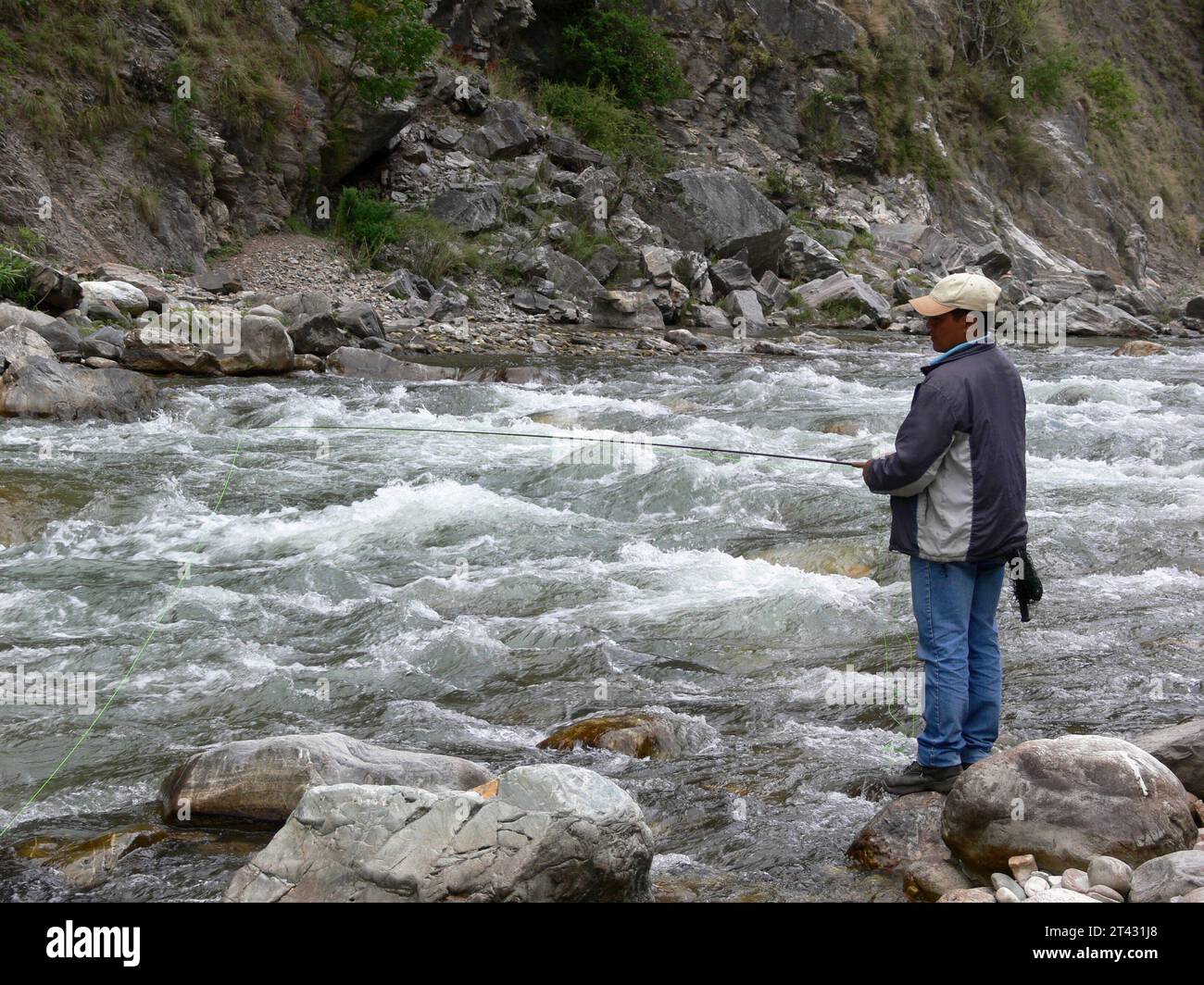 Homme pêche à la truite dans l'Himachal Pradesh, dans l'Himalaya indien Banque D'Images