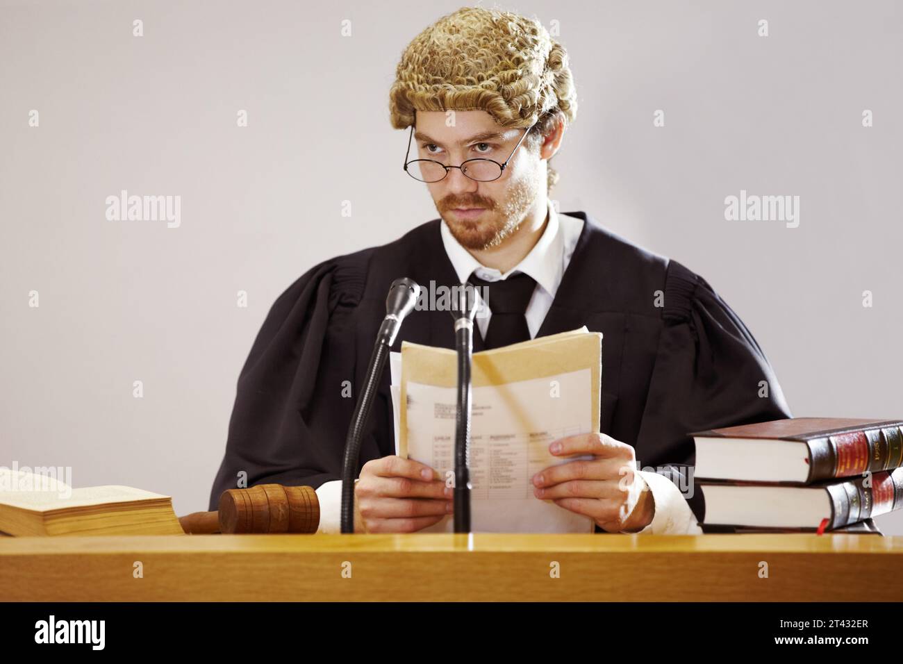 Juridique, des documents et un homme de juge au tribunal avec des preuves de procès pour un verdict pour punir le crime. Loi, justice et lunettes avec une justice sérieuse du seigneur Banque D'Images