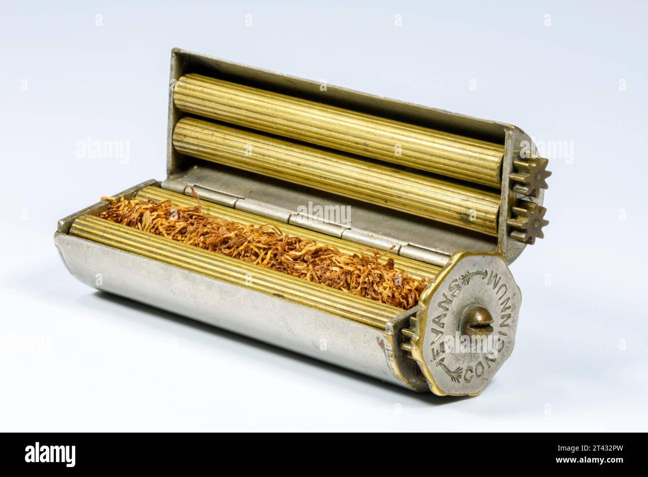 Une machine Conninnum de brevet Evans, un dispositif de roulage de cigarette vintage. Vue intérieure, montrant les rouleaux en laiton avec du tabac. Banque D'Images
