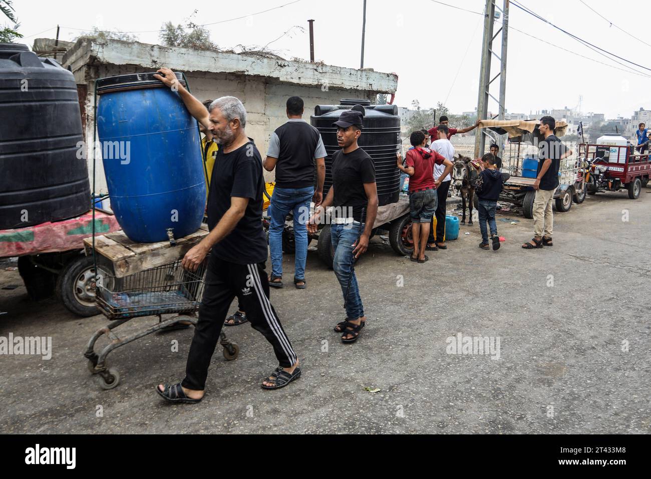 Rafah, Territoires palestiniens. 28 octobre 2023. Les Palestiniens attendent à un point de remplissage d’eau pour remplir leurs conteneurs d’eau, au milieu des combats en cours entre Israël et le groupe palestinien Hamas. Crédit : Abed Rahim Khatib/dpa/Alamy Live News Banque D'Images