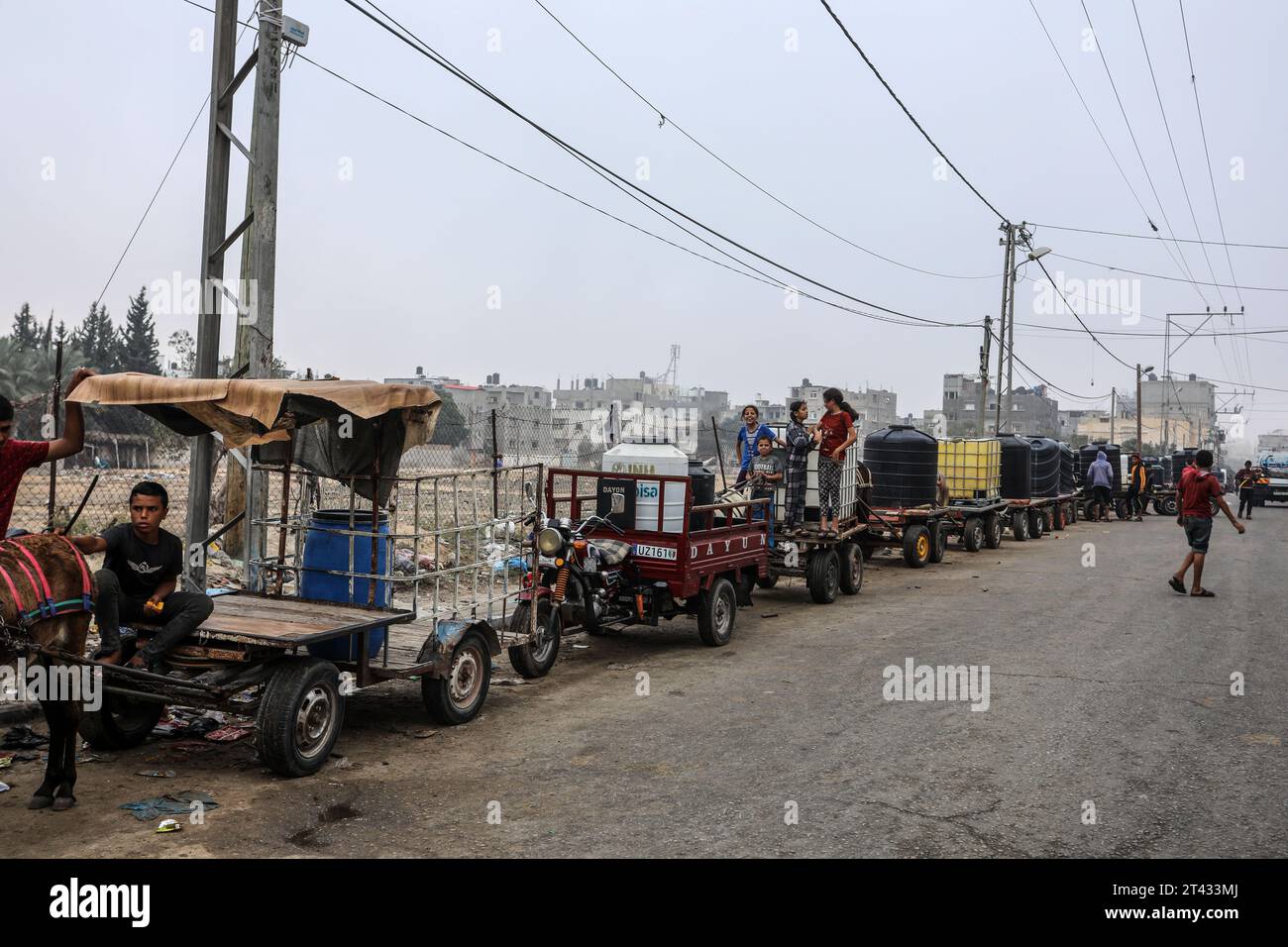 Rafah, Territoires palestiniens. 28 octobre 2023. Les Palestiniens attendent à un point de remplissage d’eau pour remplir leurs conteneurs d’eau, au milieu des combats en cours entre Israël et le groupe palestinien Hamas. Crédit : Abed Rahim Khatib/dpa/Alamy Live News Banque D'Images