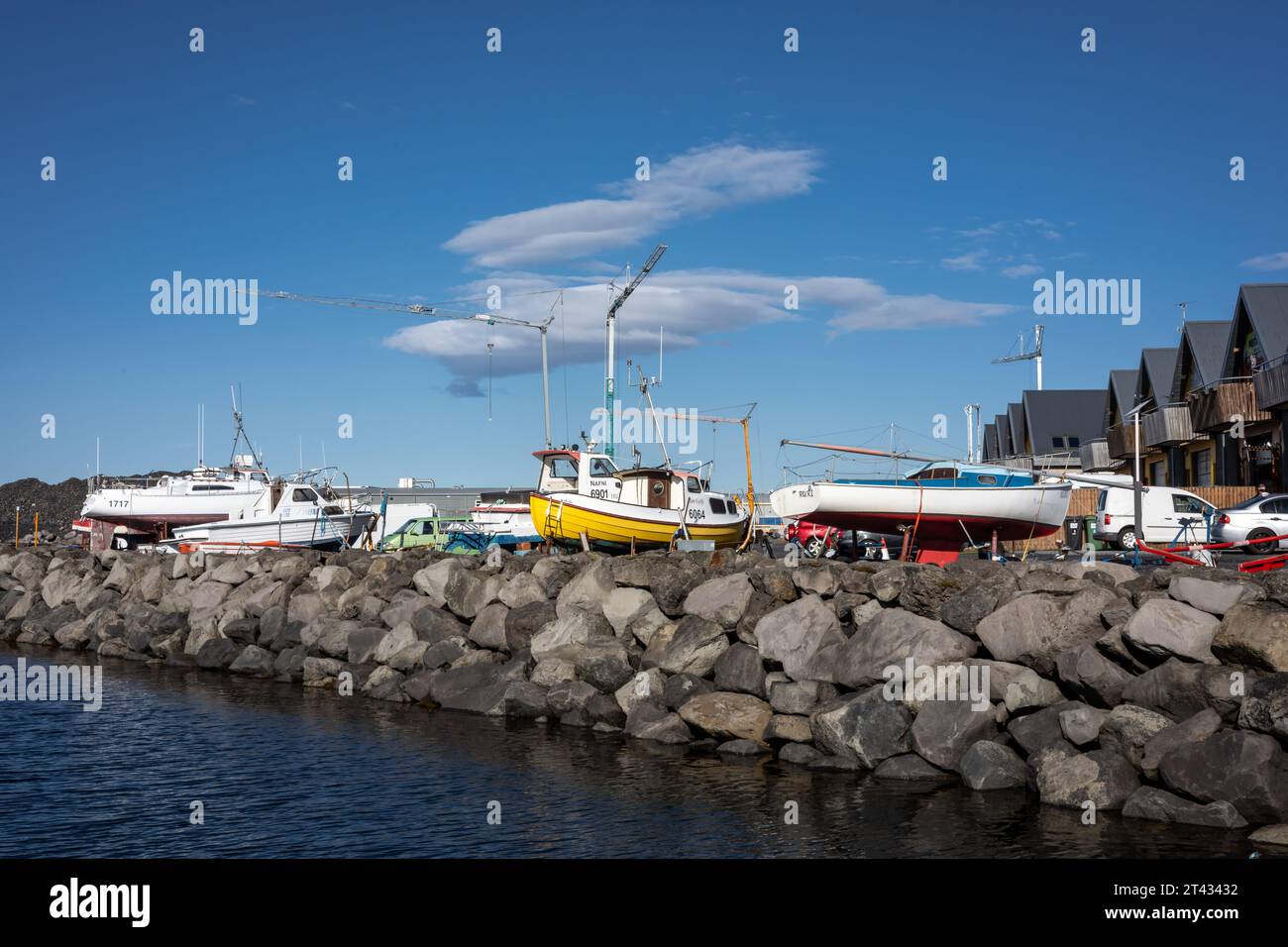 Reykjavik, Islande - 25 septembre 2023 : Voiliers et bateaux à moteur en cale sèche dans le port de Karsnes, Kopavogur. Banque D'Images